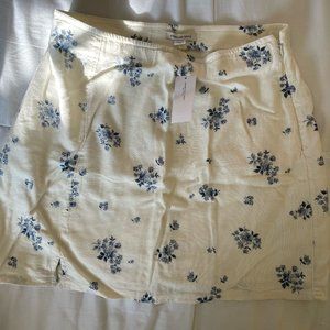 Flower mini skirt from American Eagle in size medium, color is white/bei…